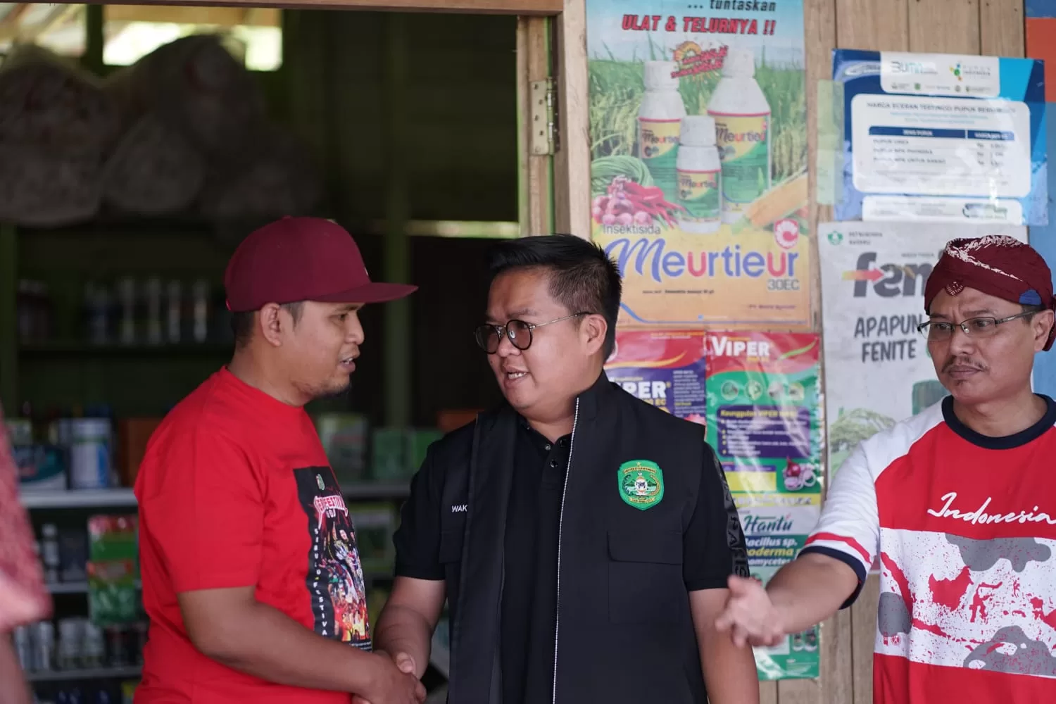 Wakil Bupati Rendi Solihin (tengah) saat menyambangi warga Kecamatan Sebulu, Kutai Kartanegara. (Ist)