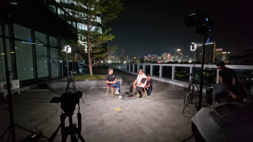 Wakil Bupati Rendi Solihin (kanan) saat berbincang bersama Pimred Kompas.com Wisnu Nugroho (kiri). (Foto: istimewa)