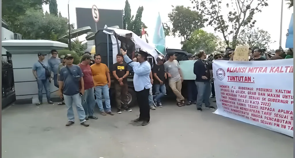 Aksi demo Aliansi Mitra Kaltim Bersatu di depan Kantor Gubernur Kaltim, jalan Gajah Mada, Samarinda.