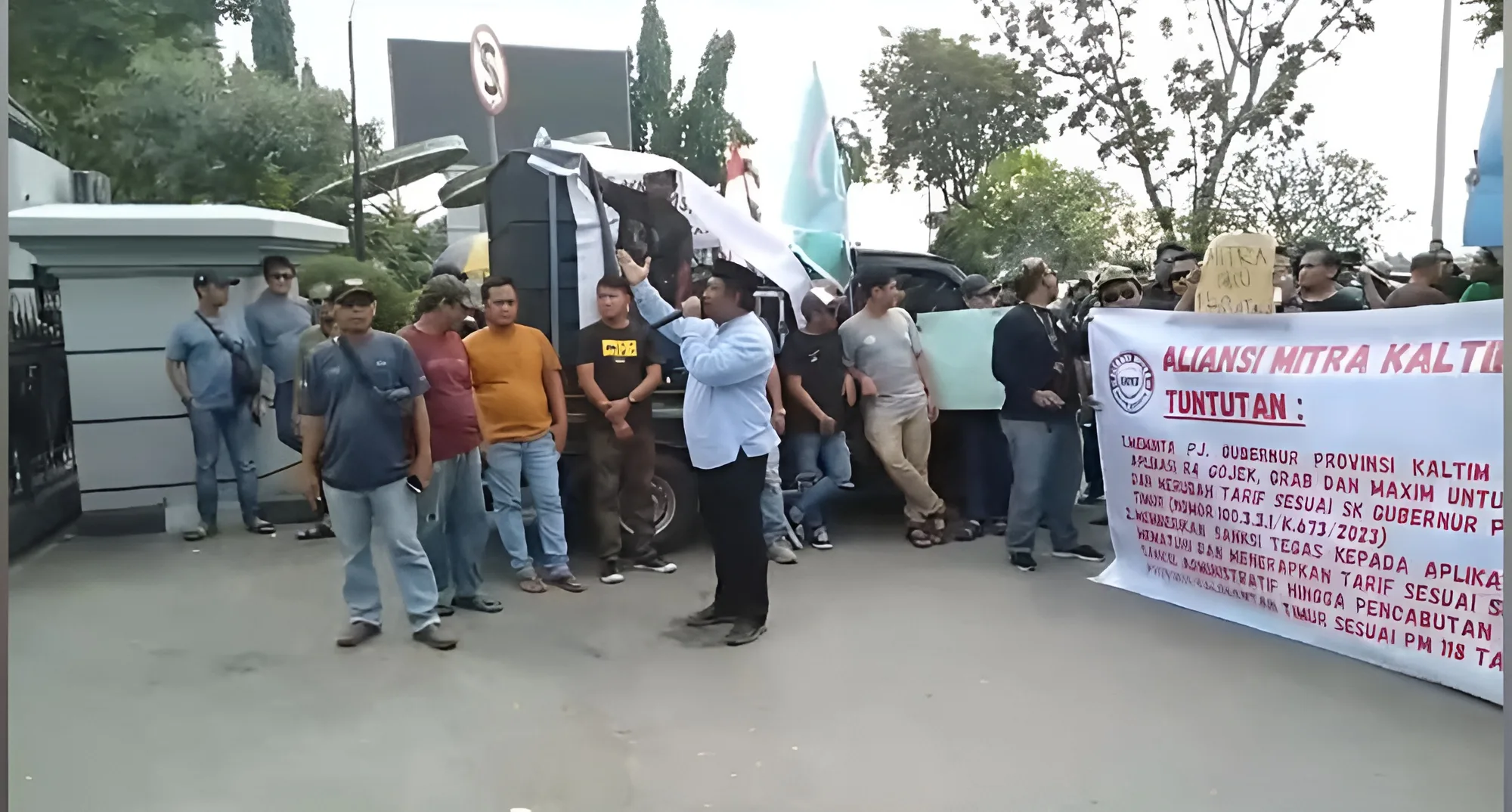 Aksi demo Aliansi Mitra Kaltim Bersatu di depan Kantor Gubernur Kaltim, jalan Gajah Mada, Samarinda.