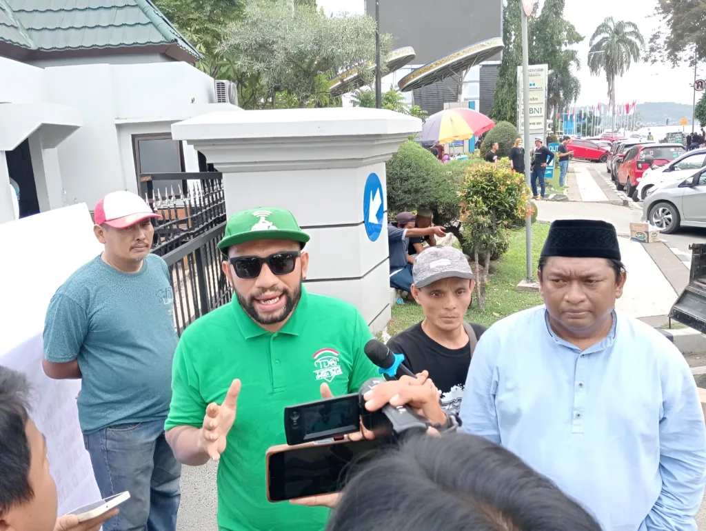 Aksi demo Aliansi Mitra Kaltim Bersatu di depan Kantor Gubernur Kaltim, jalan Gajah Mada, Samarinda.