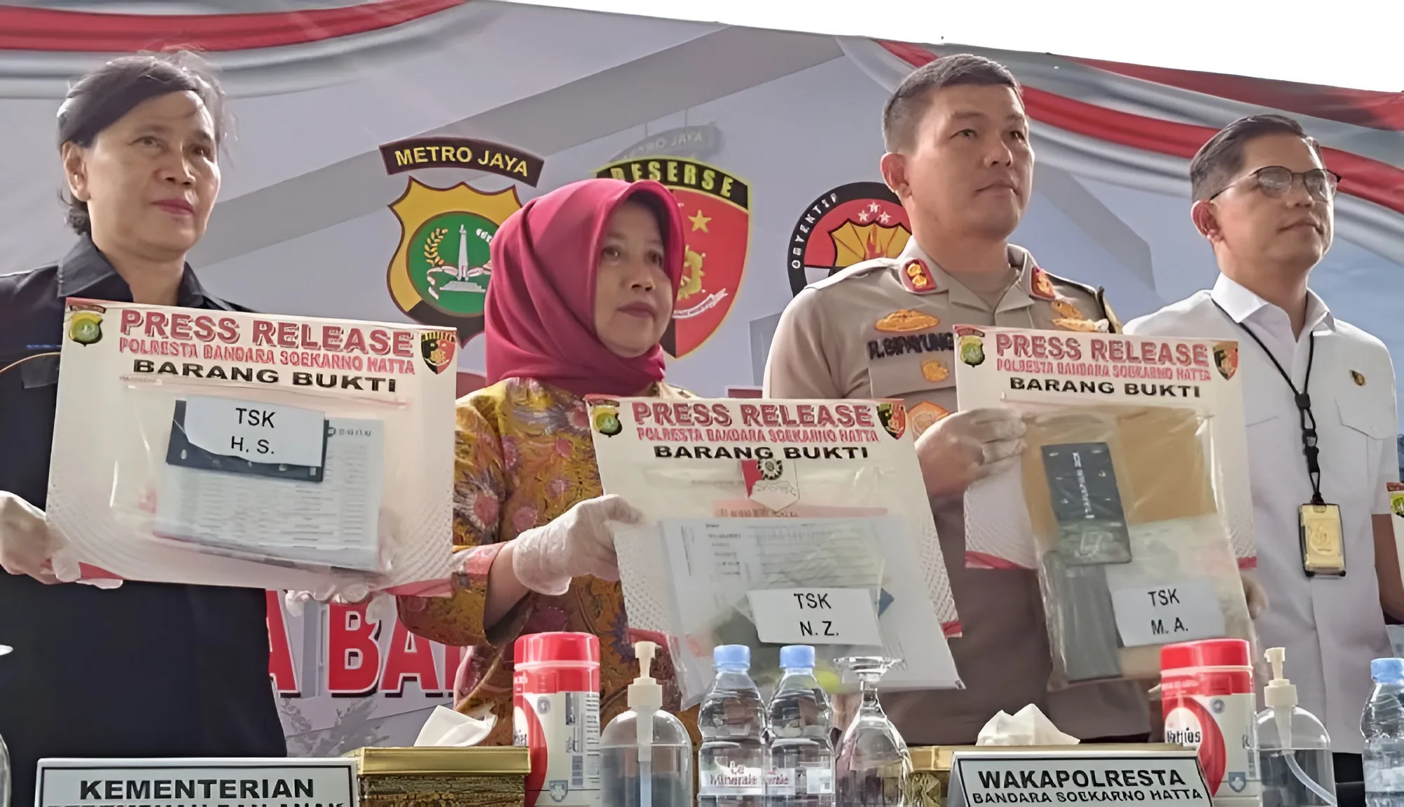 Wakapolresta Bandara Soetta AKBP Ronald F.C Sipayung saat menunjukan sejumlah barang bukti hasil pengungkapan kasus pornografi anak online di Tangerang, Sabtu (24/2/2024). (Istimewa)