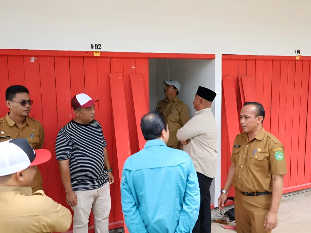 Foto: Sejumlah pedagang Pasar Tangga Arung secara bertahap mulai menempati lapak barunya di lokasi pasar sementara. Namun, mayoritas dari mereka masih belum membawa barang dagangannya.