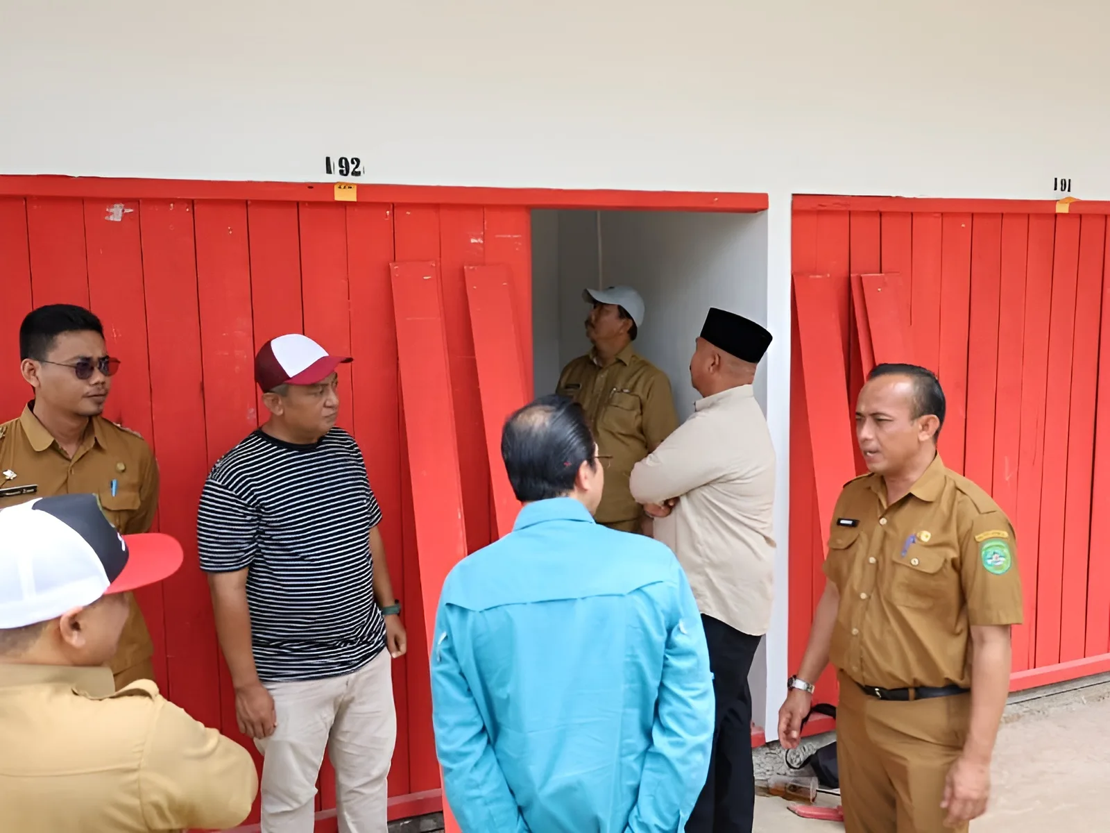 Foto: Sejumlah pedagang Pasar Tangga Arung secara bertahap mulai menempati lapak barunya di lokasi pasar sementara. Namun, mayoritas dari mereka masih belum membawa barang dagangannya.