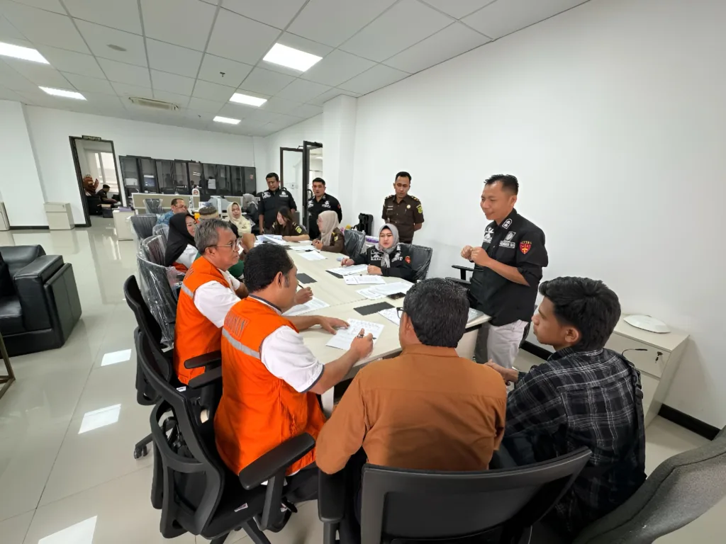 Proses serah terima tersangka dan barang bukti atas kasus korupsi pembayaran uang ganti rugi perumahan KPN di Kutim, Senin (1/4/2024).