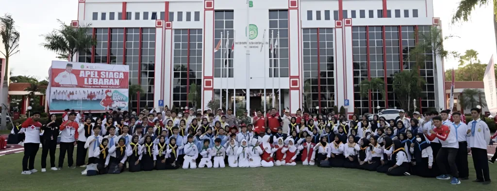 Foto: Sekkab kukar, Sunggono bersama relawan PMI Kukar (Istimewa)