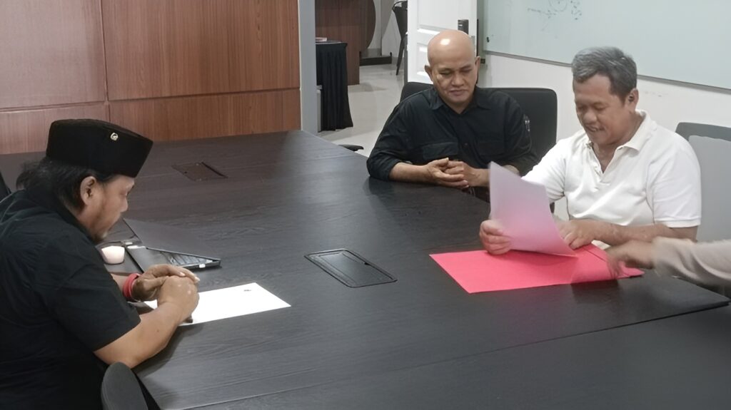 Tim sukses Mahyudin saat mengambil formulir ke Sekretariat PDIP Kaltim, Jalan AW Sjahranie, Kota Samarinda, Sabtu (20/4/2024). (Istimewa)