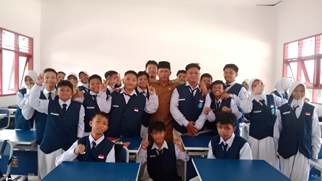 Foto: Pemerintah Desa Loh Sumber, Kecamatan Loa Kulu menggalakkan program Senin Peduli Bersama Pendidikan.