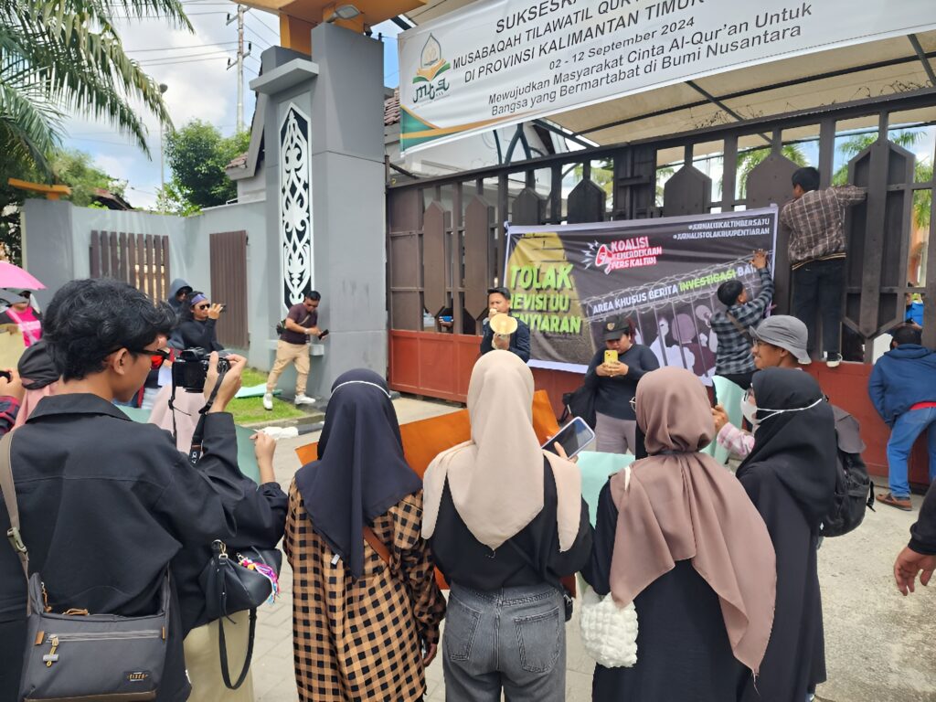 Koalisi Kemerdekaan Pers Kaltim menggelar aksi unjuk rasa di depan Karang Paci pada Rabu (29/5/2024)