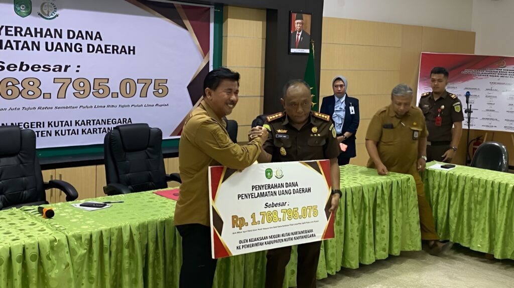 Foto: Suasana penyerahan kerugian uang daerah dari dua tindak pidana korupsi yang terjadi di Kukar. (Istimewa)