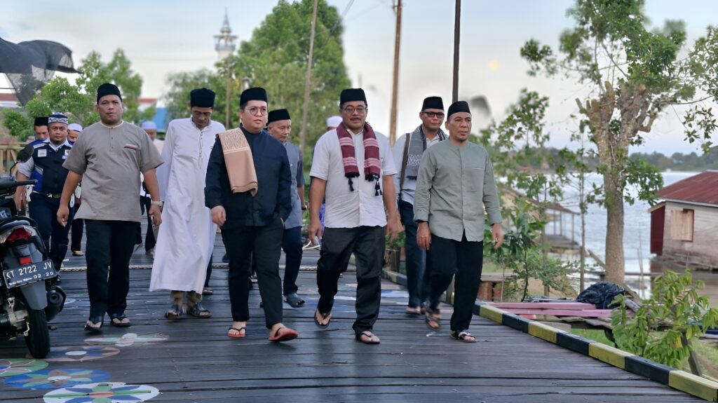 Foto: Wakil Bupati Kukar, Remdi Solihin saat melaksanakan Safari Ramadan ke Desa Pela. (Istimewa)