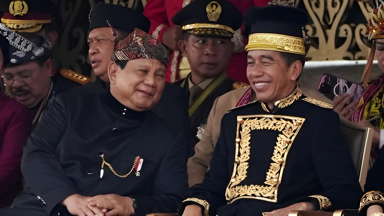 Foto: Presiden RI Jokowi dan Presiden RI Terpilih Prabowo Subianto mengikuti Upacara di IKN.