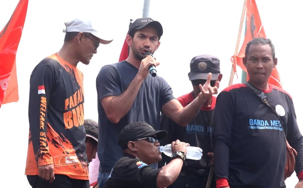 Foto: Reza Rahadian Ikut Demo Tolak Revisi UU Pilkada di Depan DPR RI.
