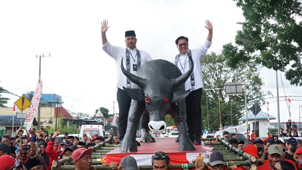 Foto: Pasangan Edi Damansyah dan Rendi Solihin, yang resmi mendaftar sebagai bakal calon bupati dan wakil bupati untuk Pilkada Kukar 2024 Pada Rabu (28/8/2024) pagi.