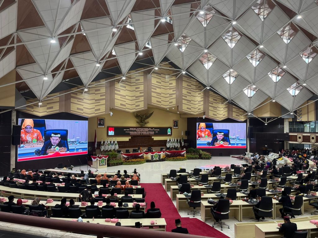 Foto: Suasana Rapat Paripurna ke-2 dalam rangka HUT ke-68 Provinsi Kalimantan Timur di Gedung DPRD Kaltim, Samarinda.