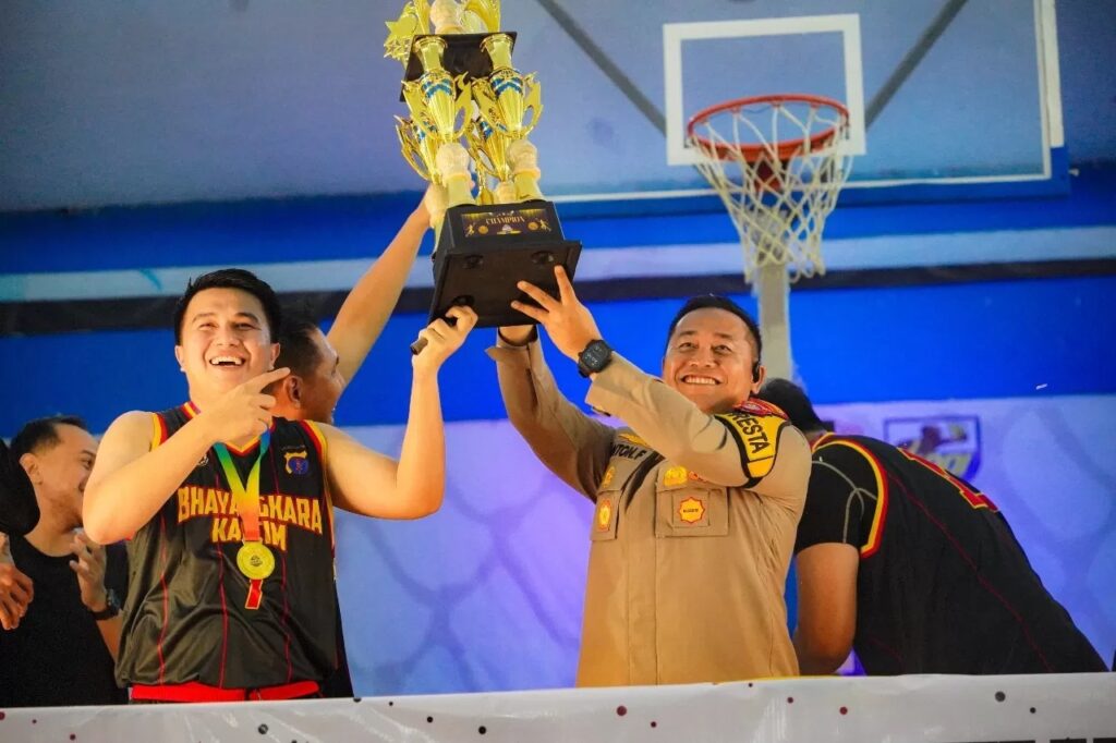 Foto: Tim Basket Bhayangkara Polda Kaltim berhasil keluar sebagai juara pertama dalam pertandingan final "Keluncum Corporate League".