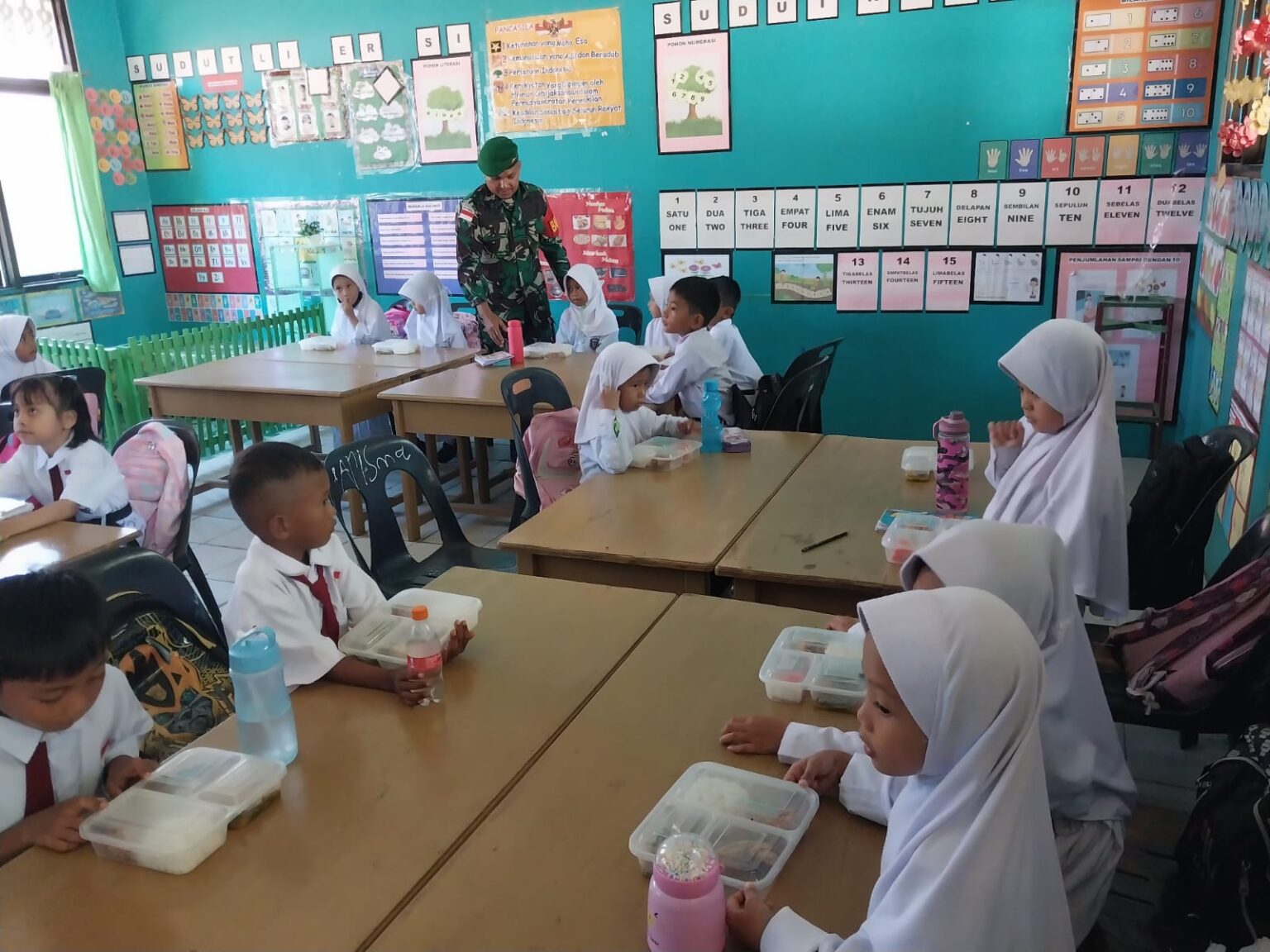 Foto: Sejumlah pelajar di Nunukan menikmati MBG yang menjadi Program Nasional gagasan Prabowo - Gibran.