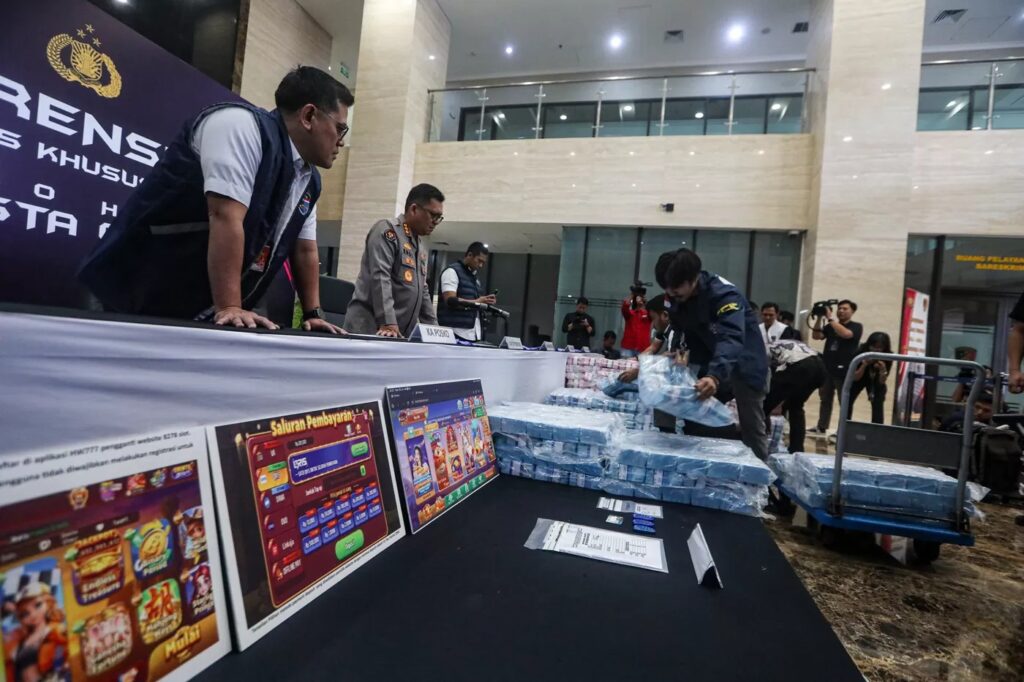 Foto: Barang bukti uang dari kasus judi online di Bareskrim Mabes Polri, Jakarta.