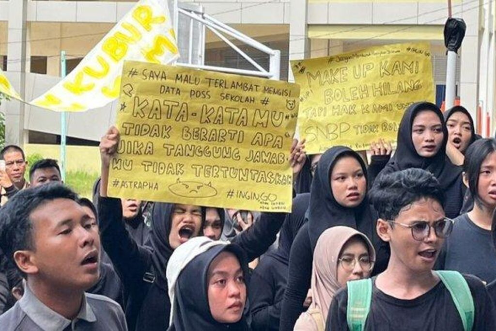 Foto: Aksi demo siswa SMA Negeri 1 Mempawah karena tidak bisa mengikuti SNBP 2025 akibat kelalaian oknum guru.