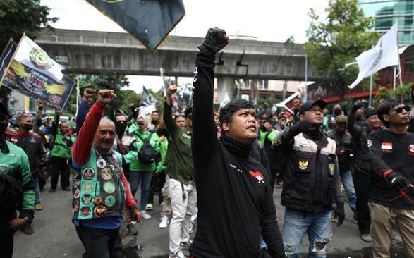 Foto: Driver ojek online (ojol) melakukan aksi demonstrasi di kantor pusat Gojek, Jakarta.