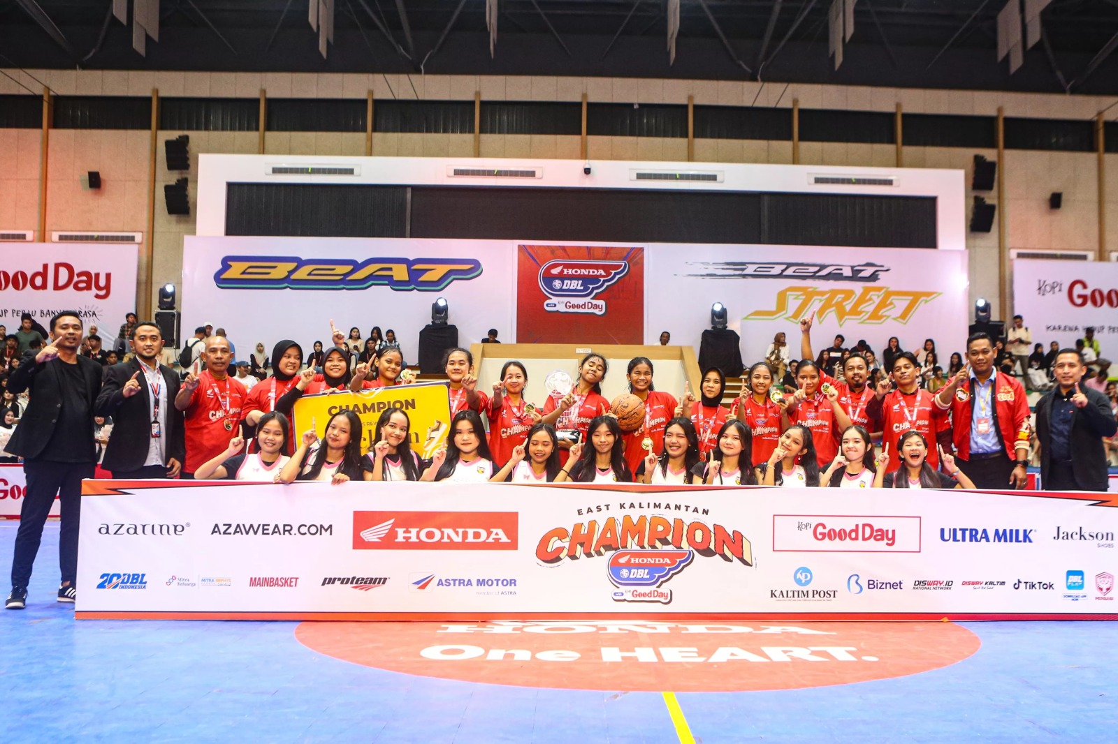 Foto: Tim putri SMAN 5 Balikpapan keluar sebagai juara Honda DBL with Kopi Good Day 2024-2025.
