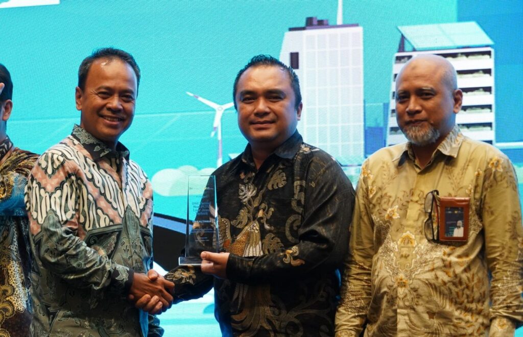 Foto: Direktur Utama PLN Nusantara Power, Rully Firmansyah, saat menyerahkan penghargaan kepada Manager UP Kaltimra, Andreas Arthur.