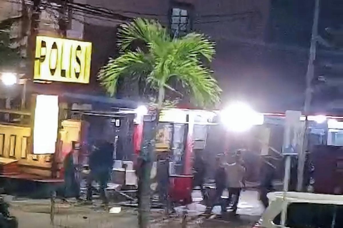 Caption : Tangkapan layar dari rekaman CCTV saat terjadi penyerangan Polres Tarakan oleh oknum TNI.