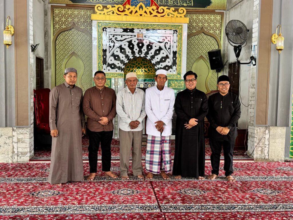 Rendi Solihin (kedua dari kanan) berfoto bersama KH Saifuddin Marzuki (tengah) saat bersilaturahmi di Pondok Pesantren Al Arsyadi, Kelurahan Handil Baru, Kecamatan Samboja, Sabtu (1/3).
