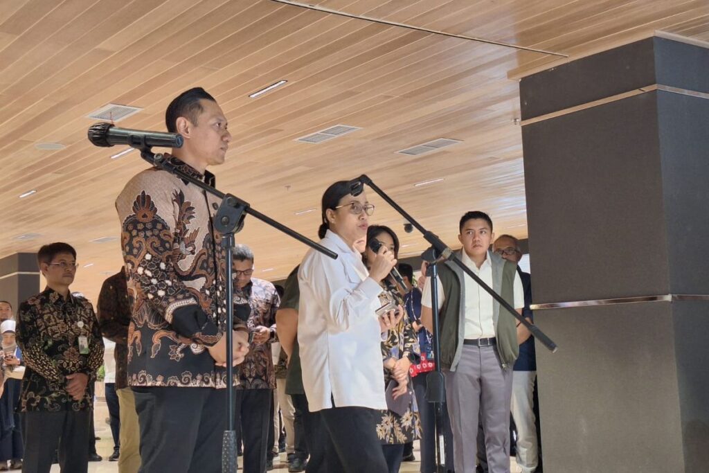 Foto: Menko IPK, Agus Harimurti Yudhoyono (AHY), bersama Menteri Keuangan, Sri Mulyani, dalam konferensi pers di terminal 2, Bandara Soekarno-Hatta.