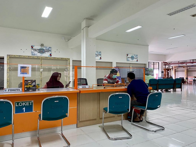 Foto: Pegawai DPMPTSP Kota Bontang yang sedang memberikan pelayanan kepada masyarakat.