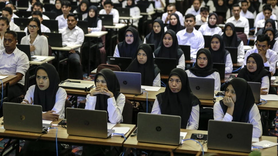 Foto: Sejumlah peserta saat mengikuti tes Seleksi Kompetensi Dasar (SKD) Calon Pegawai Negeri Sipil (CPNS).