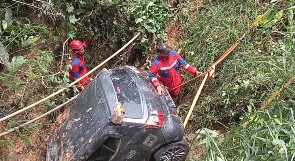 Foto: Evakuasi mobil terjun ke jurang oleh Disdamkar Kukar, Kamis (17/4/2025)