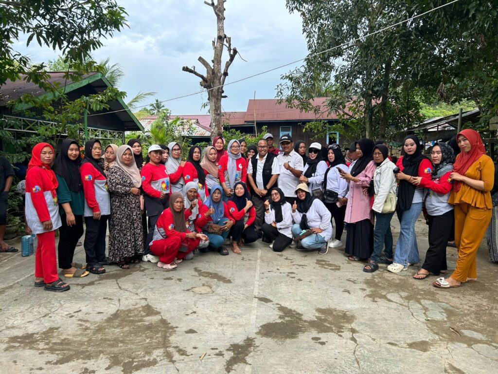 Foto: Rahmat Dermawan saat menyerahkan bantuan sarana dan prasarana kepada masyarakat di Kelurahan Sanga-Sanga Muara.