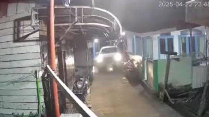 Foto: Tangkapan layar CCTV saat mobil menabrak gang kecil.
