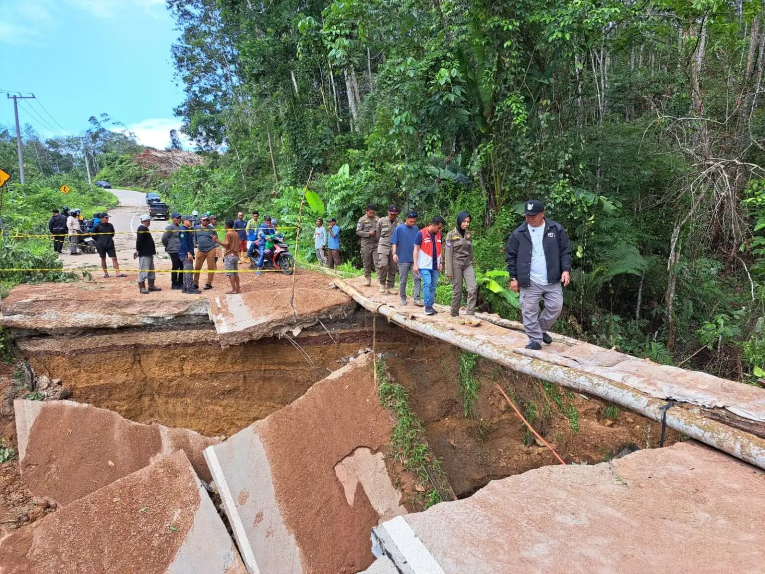 Foto: Bencana longsor mengakibatkan badan Jalan Talisayan – Tanjung Redeb di Kabupaten Berau, Kalimantan Timur putus dan tidak bisa dilalui kendaraan.