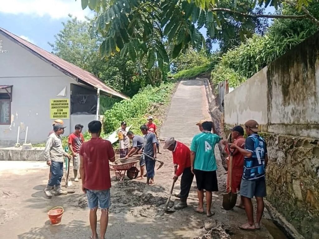 Foto: Aktfitas gotong royong masyarakat kelurahan Muara Jawa Ulu(ist)