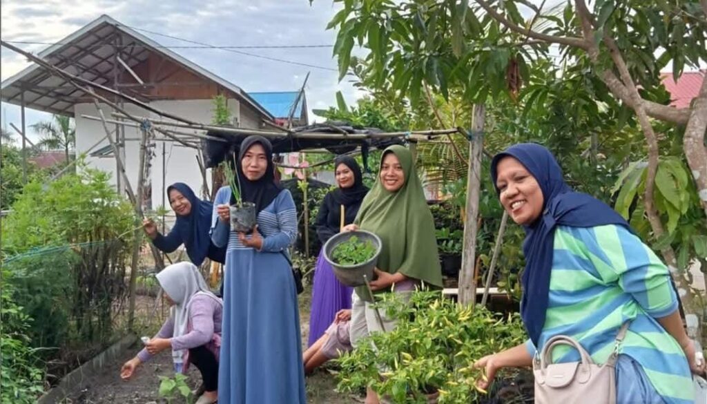 Foto: Kegiatan penanaman toga oleh ibu-ibu di salah satu RT di Kukar.