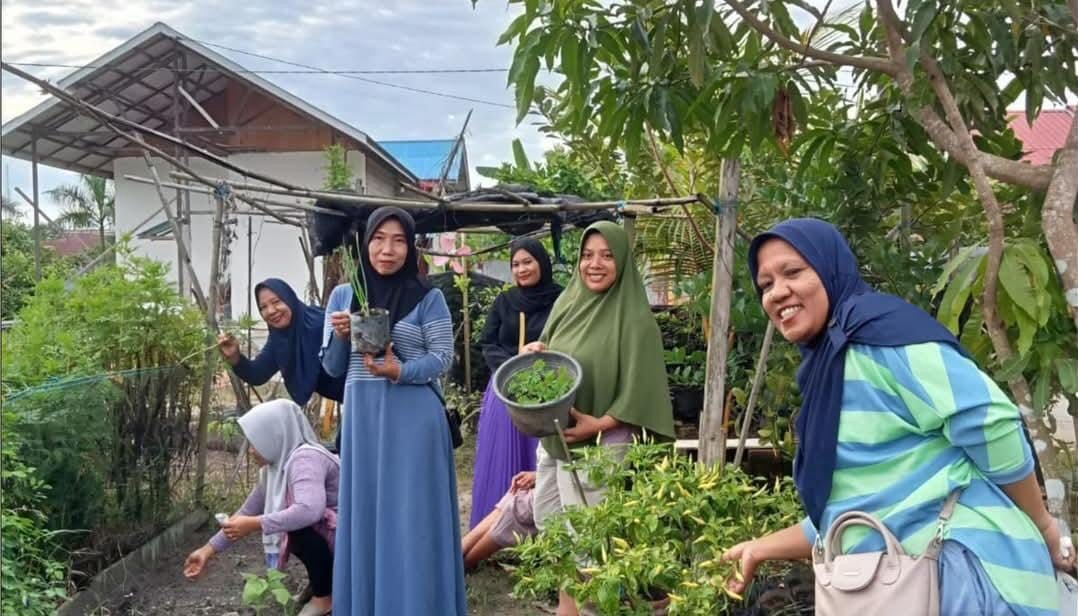 Foto: Kegiatan penanaman toga oleh ibu-ibu di salah satu RT di Kukar.