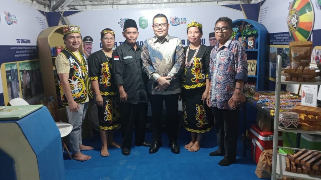 Foto: Kadis DPMD Kukar Arianto bersama kontingen TTG Kukar.