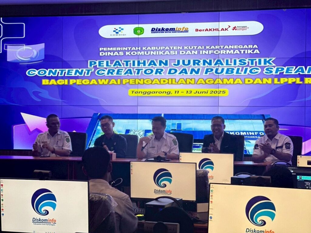 Foto Caption : "Ketua Pengadilan Agama Tenggarong, Samsul Bahri " baju hitam "Plt Kepala Diskominfo Kukar, Solihin " baju putih